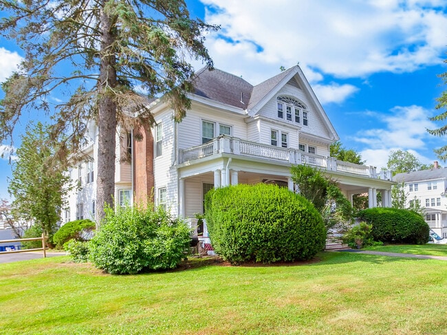 75 S Main St in Branford, CT - Building Photo - Building Photo