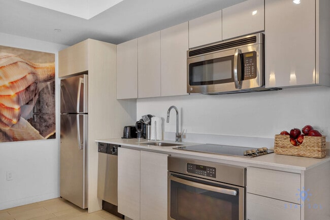 2602 E Hallandale Beach Blvd in Hallandale Beach, FL - Building Photo - Building Photo