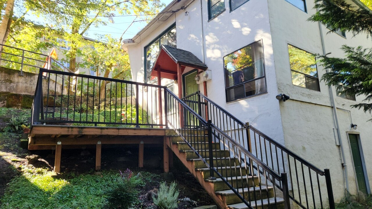 4900-4902 SW Slavin Rd in Portland, OR - Building Photo