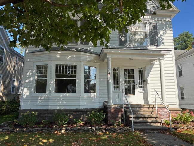 19 Harrison Ave, Unit 1 in Glens Falls, NY - Foto de edificio - Building Photo