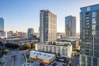 Cirque Residences in Dallas, TX - Foto de edificio - Building Photo