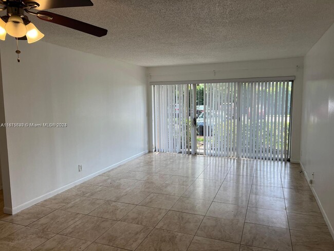 8741 Wiles Rd, Unit 103 in Coral Springs, FL - Foto de edificio - Building Photo