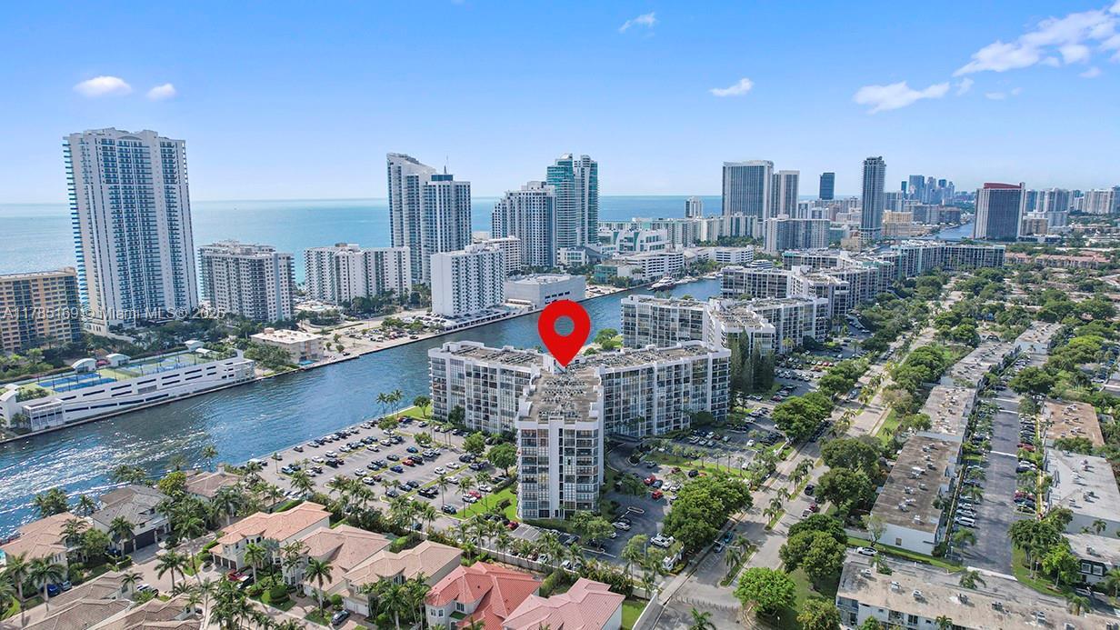 1000 Parkview Dr in Hallandale Beach, FL - Foto de edificio