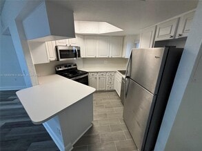 8245 Lake Dr in Doral, FL - Building Photo - Building Photo