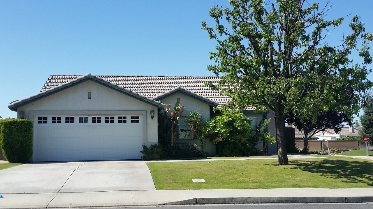 8315 Mossrock Dr in Bakersfield, CA - Building Photo