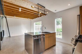 9259 San Fernando Way in Dallas, TX - Foto de edificio - Building Photo