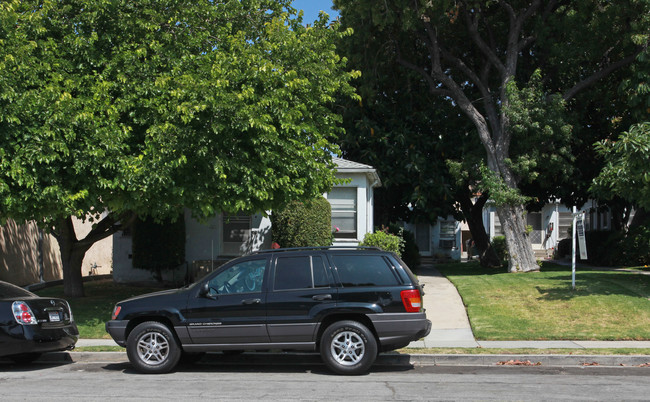 325-329 E Elmwood Ave in Burbank, CA - Building Photo - Building Photo