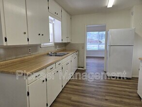 2250 Austin Rd in Roseburg, OR - Building Photo - Building Photo