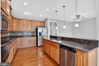 21285 Park Grove Terrace in Ashburn, VA - Foto de edificio - Building Photo