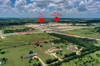 132 Co Rd 247 in Georgetown, TX - Foto de edificio - Building Photo