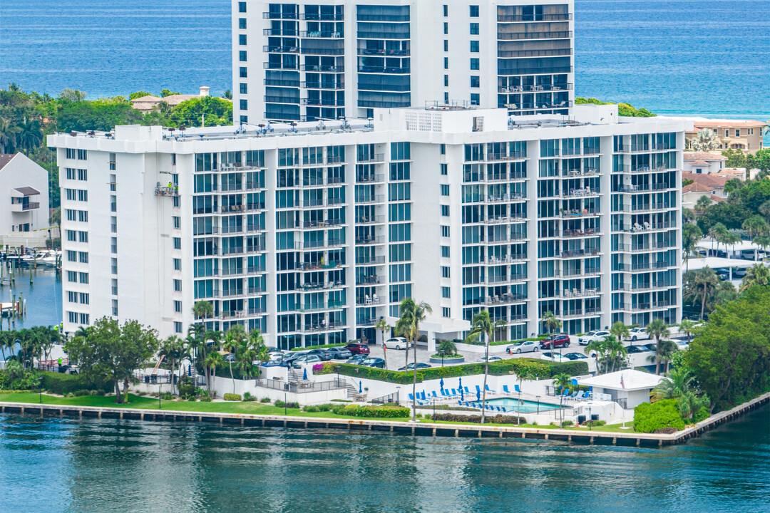 Aberdeen Arms Condominium in Highland Beach, FL - Foto de edificio