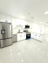 209 NW 10th St, Unit 4D in Hallandale Beach, FL - Building Photo