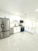 209 NW 10th St, Unit 4 in Hallandale Beach, FL - Foto de edificio - Building Photo