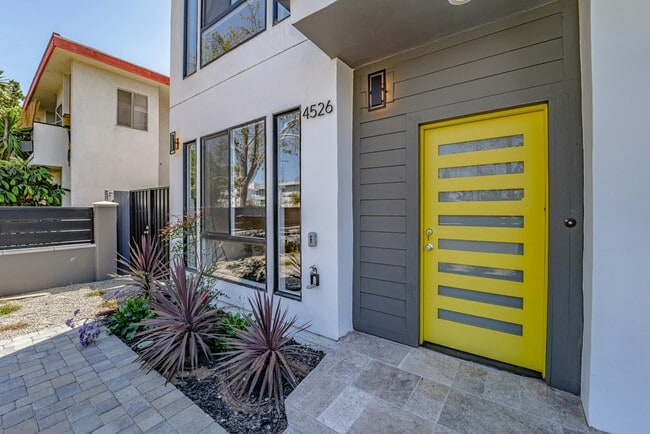 4532 St Charles Pl in Los Angeles, CA - Building Photo - Building Photo