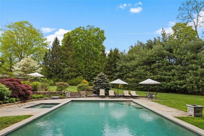 6 Round House Ct in Bedford, NY - Building Photo - Building Photo