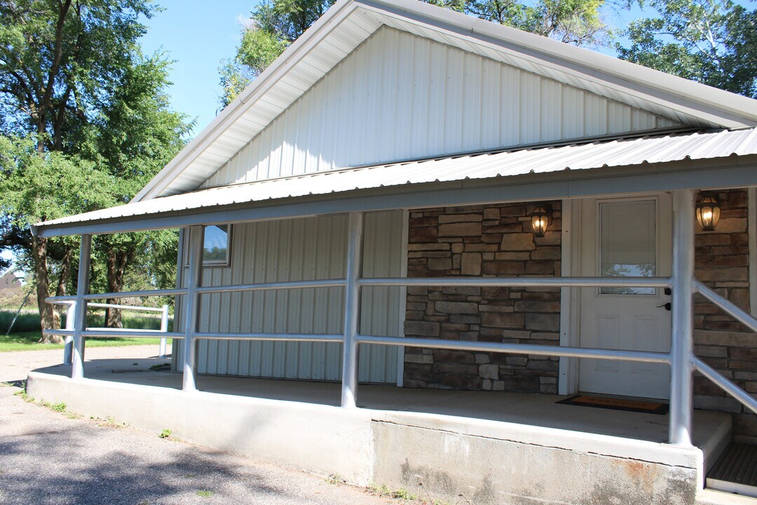 8927 Main Ave in Clear Lake, MN - Building Photo