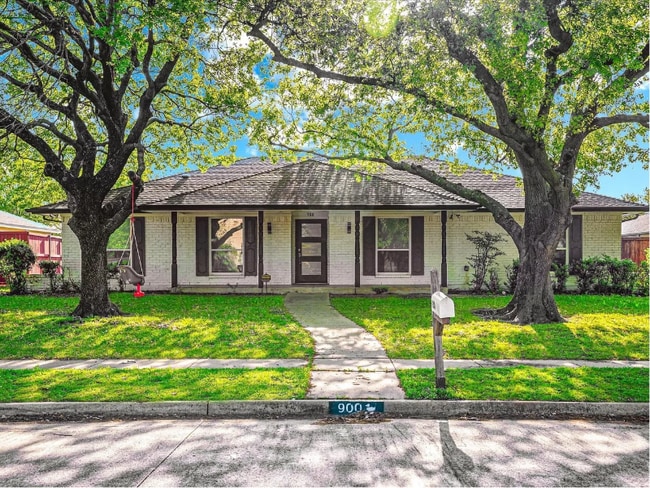 900 Westminster Dr in Richardson, TX - Foto de edificio - Building Photo