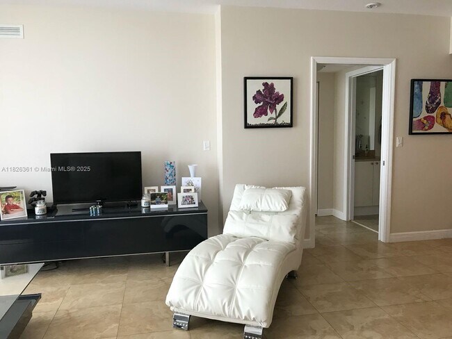 1745 E Hallandale Beach Blvd, Unit 1105W in Hallandale Beach, FL - Building Photo - Building Photo