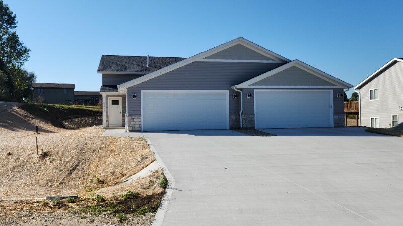 5981 Hanson Ct in Burlington, WI - Foto de edificio