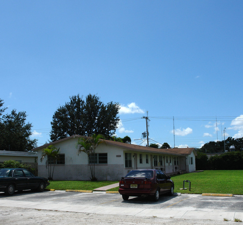 6326-6328 SW 27th St in Miramar, FL - Foto de edificio