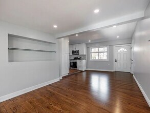 7225 E Prairie Rd in Lincolnwood, IL - Building Photo - Building Photo