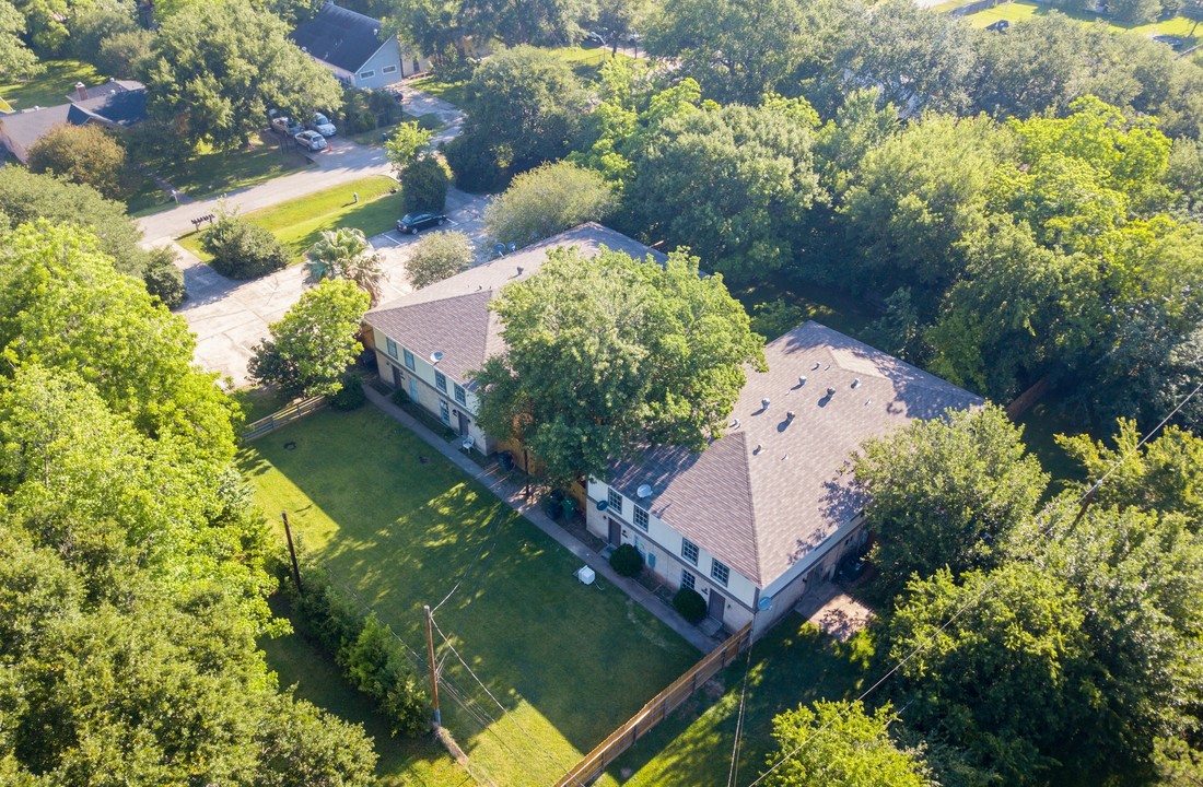 Vogue 8 Plex in Houston, TX - Building Photo