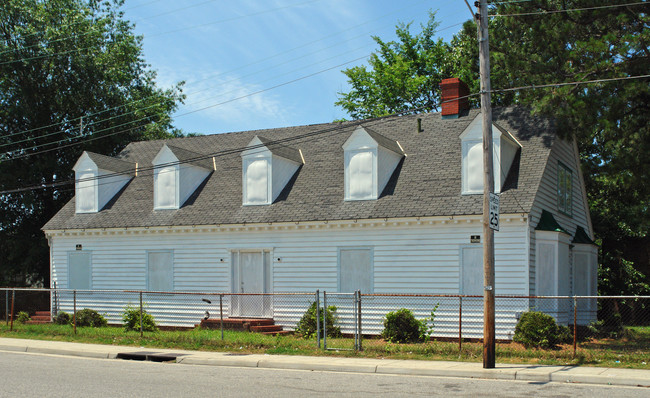 9901 Jefferson Ave in Newport News, VA - Foto de edificio - Building Photo