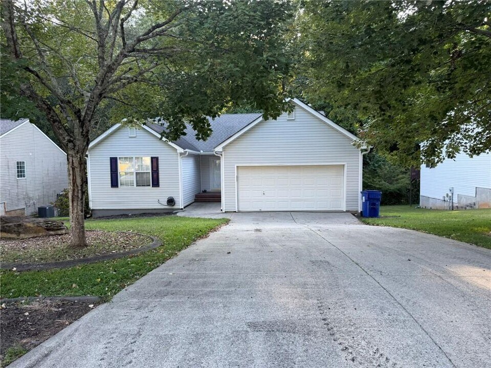 1135 Hillcrest Glenn Cir in Sugar Hill, GA - Building Photo