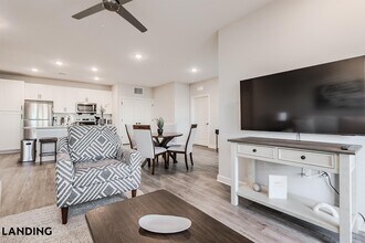 5001 Willowgate Loop, Unit 08-8304 in Tice, FL - Foto de edificio - Building Photo