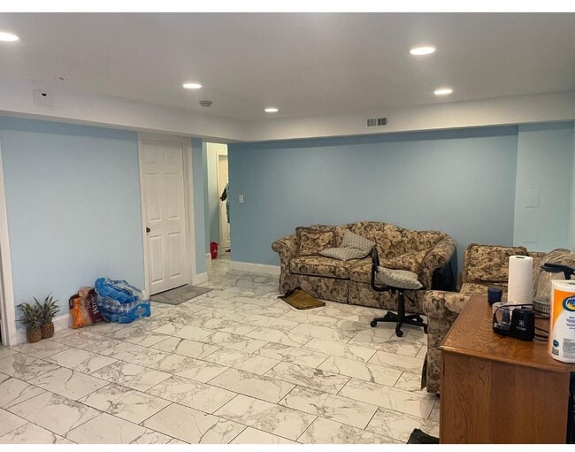 22 Johns Neck Rd in Shirley, NY - Building Photo - Building Photo