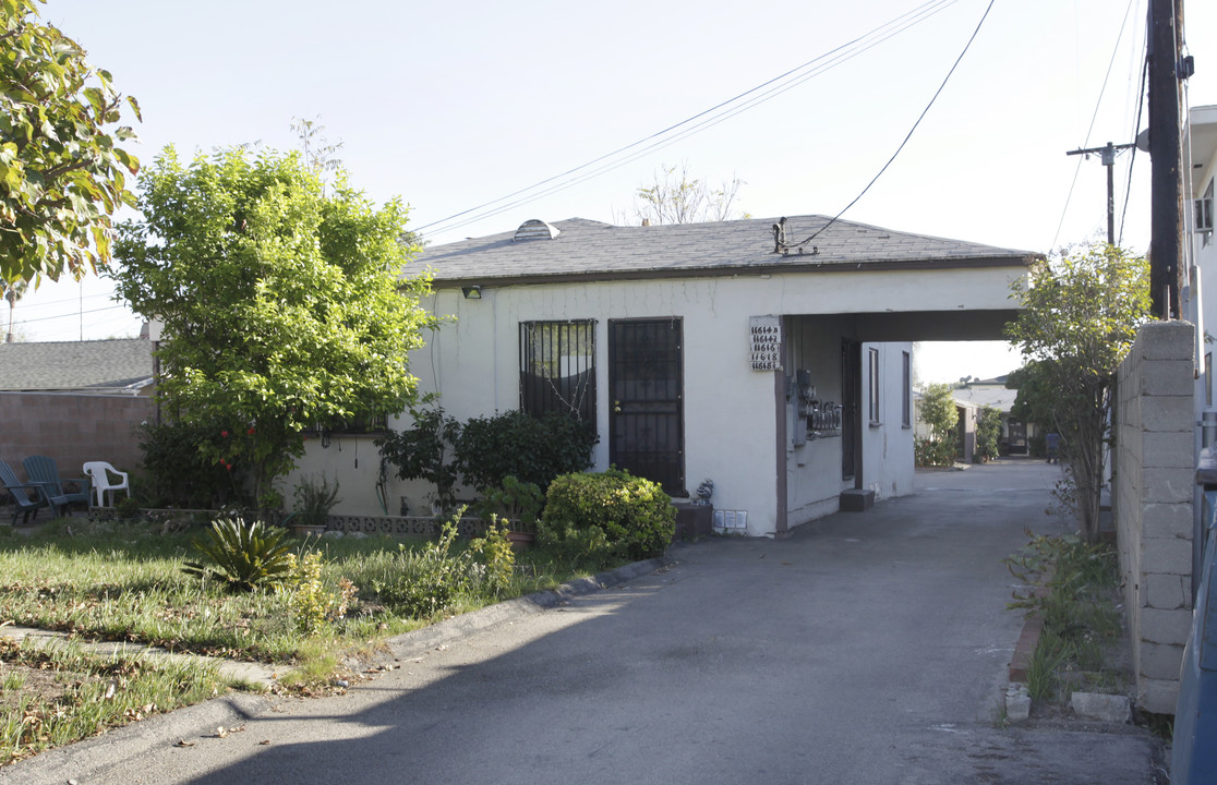 11614-11618 1/2 Hamlin St in North Hollywood, CA - Building Photo