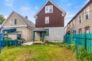 928 E Locust St in Milwaukee, WI - Building Photo