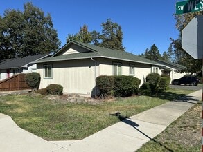 1616 SW K St in Grants Pass, OR - Building Photo - Building Photo