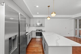 744 W Fullerton Ave, Unit 202 in Chicago, IL - Building Photo