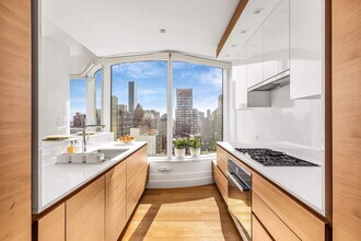 252 E 57th St in New York, NY - Building Photo - Building Photo