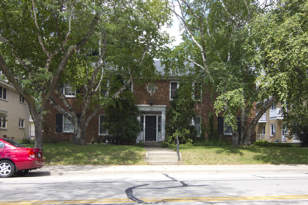 8012 West North Ave in Wauwatosa, WI - Building Photo