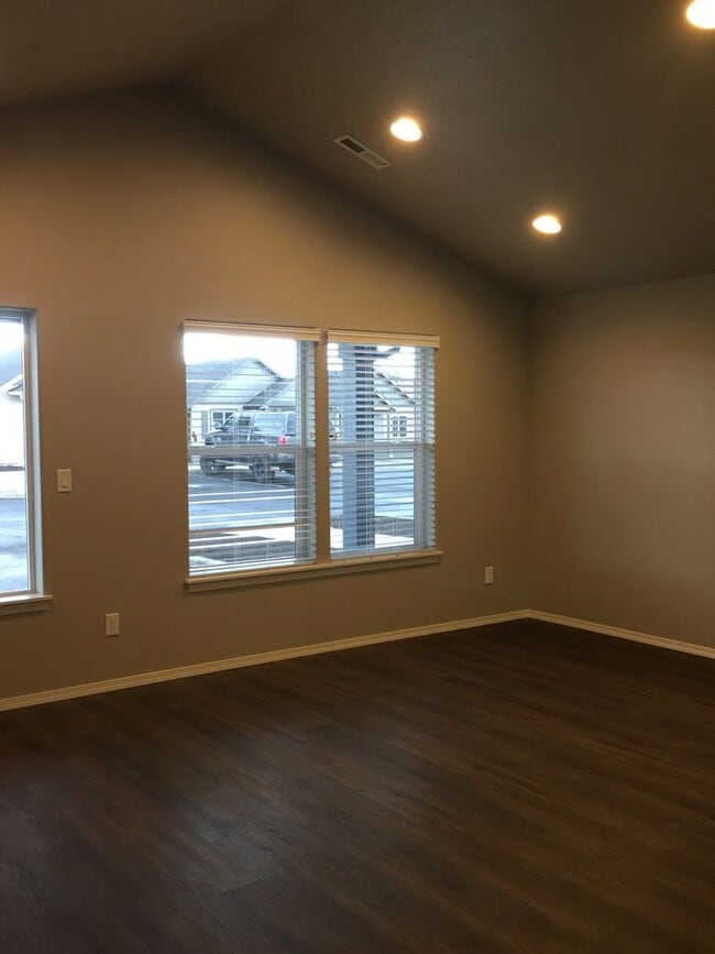 1527 SW 36th Loop in Redmond, OR - Building Photo - Building Photo