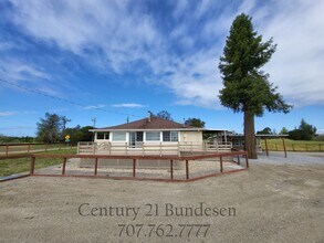 811 Old Adobe Rd in Petaluma, CA - Building Photo - Building Photo