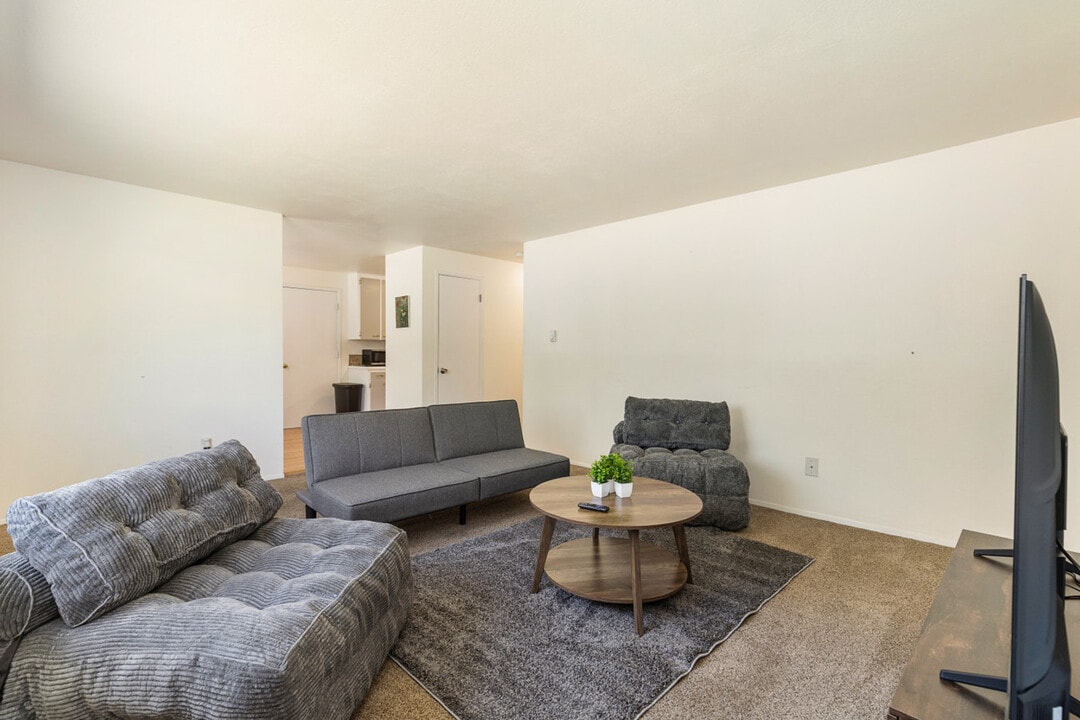 15706 Ash Way in Lynnwood, WA - Building Photo