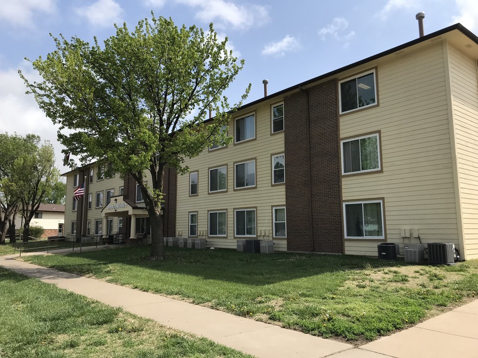 Smoky Hill Villa in Salina, KS - Building Photo