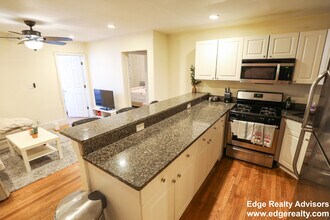 324 Saint Paul St, Unit 1 in Brookline, MA - Foto de edificio - Building Photo