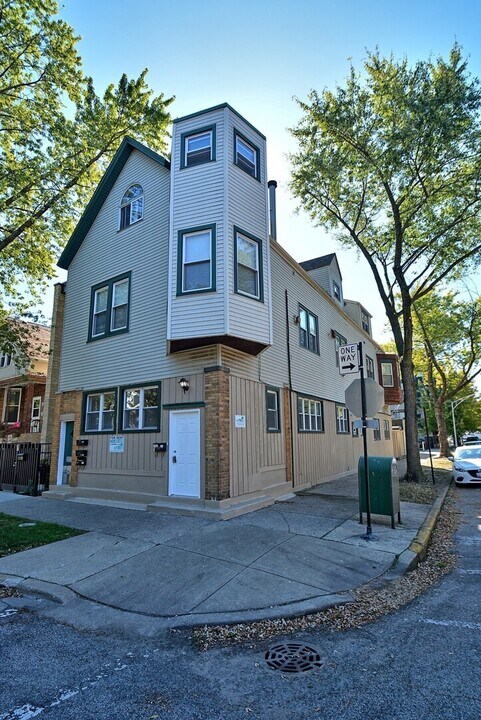 1847 W Melrose St in Chicago, IL - Building Photo