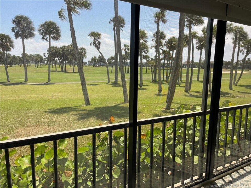 5565 NE Gulfstream Way in Stuart, FL - Building Photo