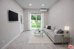 4424 Noble Ave in Los Angeles, CA - Building Photo