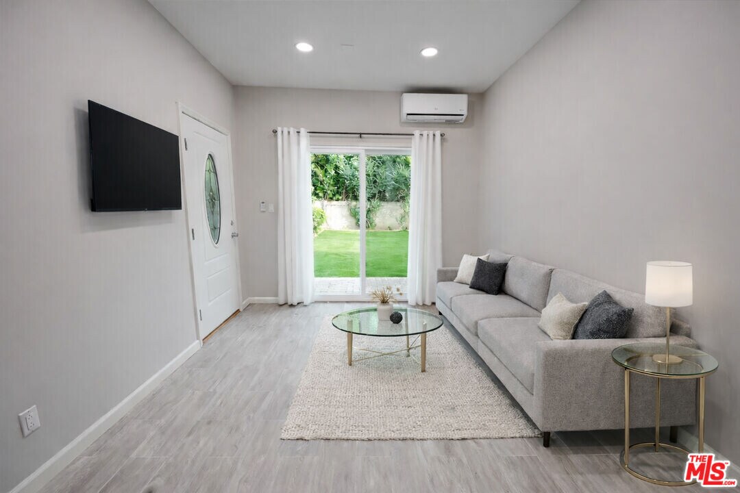 4424 Noble Ave in Los Angeles, CA - Building Photo