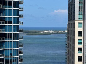 1060 Brickell Ave in Miami, FL - Building Photo