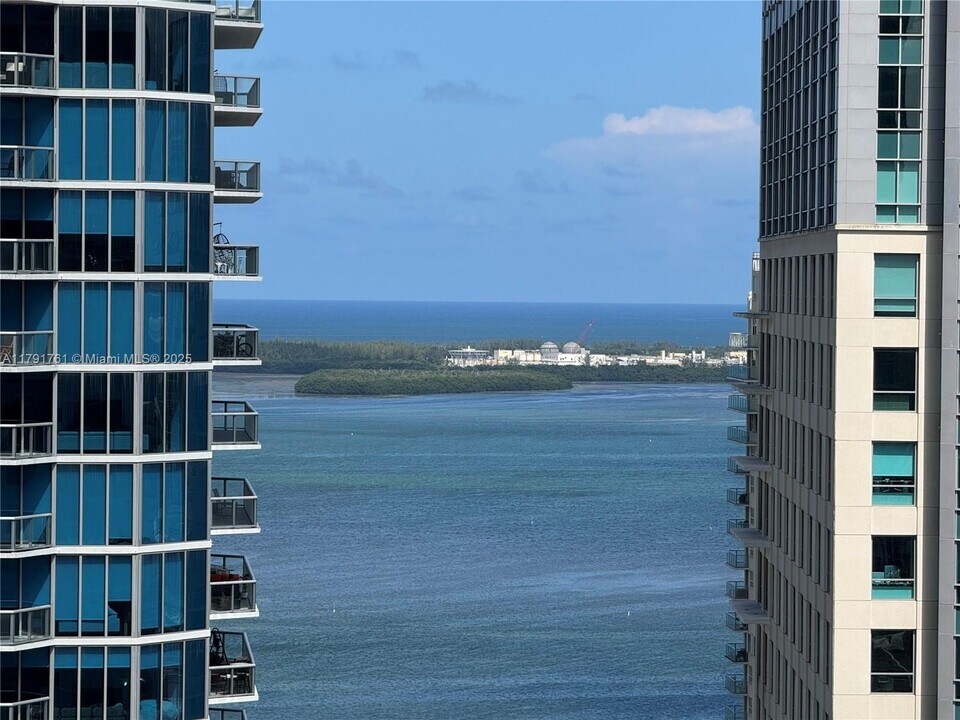 1060 Brickell Ave in Miami, FL - Building Photo