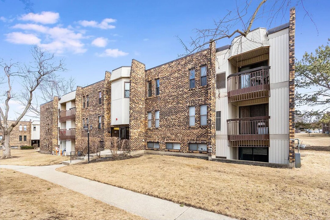 2214 Country Club Dr in Woodridge, IL - Building Photo