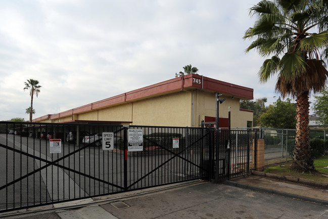 Bradeley Condos in El Cajon, CA - Foto de edificio - Building Photo