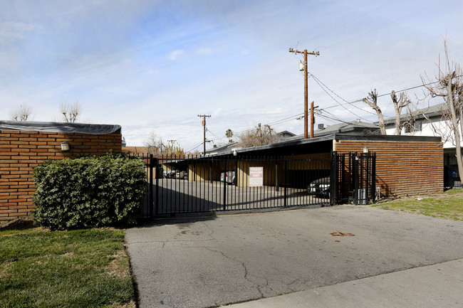 Villa La Paz in Hemet, CA - Foto de edificio - Building Photo